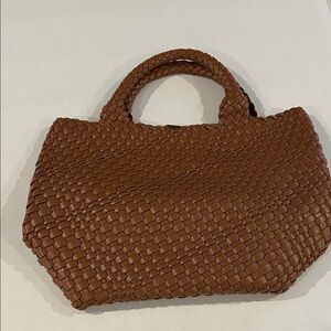 Woven braided purse tan with removable bag two handles with magnetic closure